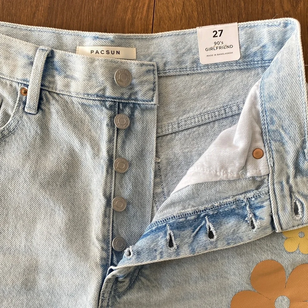 Pacsun 90’s Girlfriend Light Blue Jean Shorts with Floral Accents size 27 NWT - Picture 3 of 5